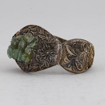 A Chinese silver filigree bracelet with inlays stone, early 20th century.