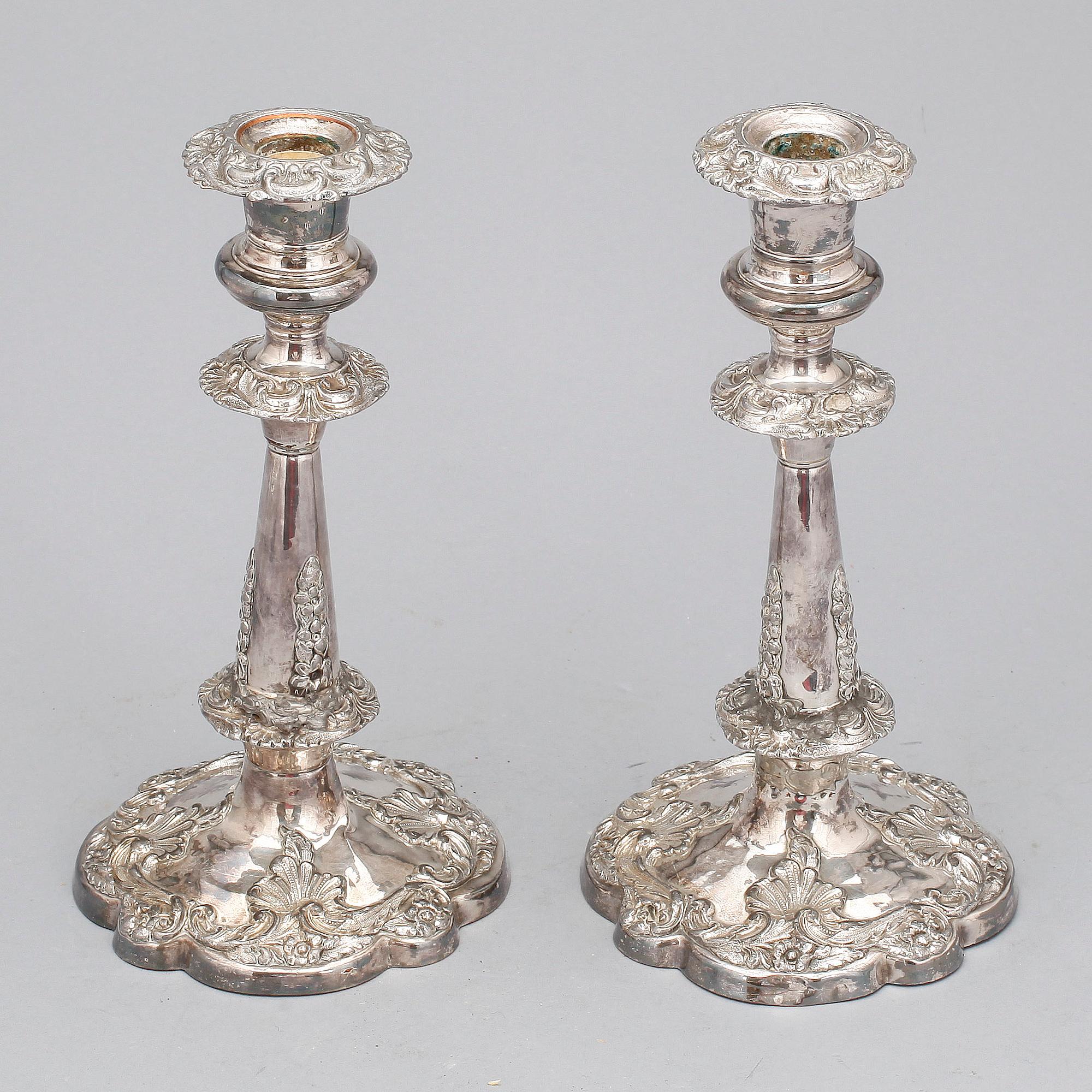 LJUSSTAKAR, ett par, nysilver, nyrokoko, 1800-talets mitt.