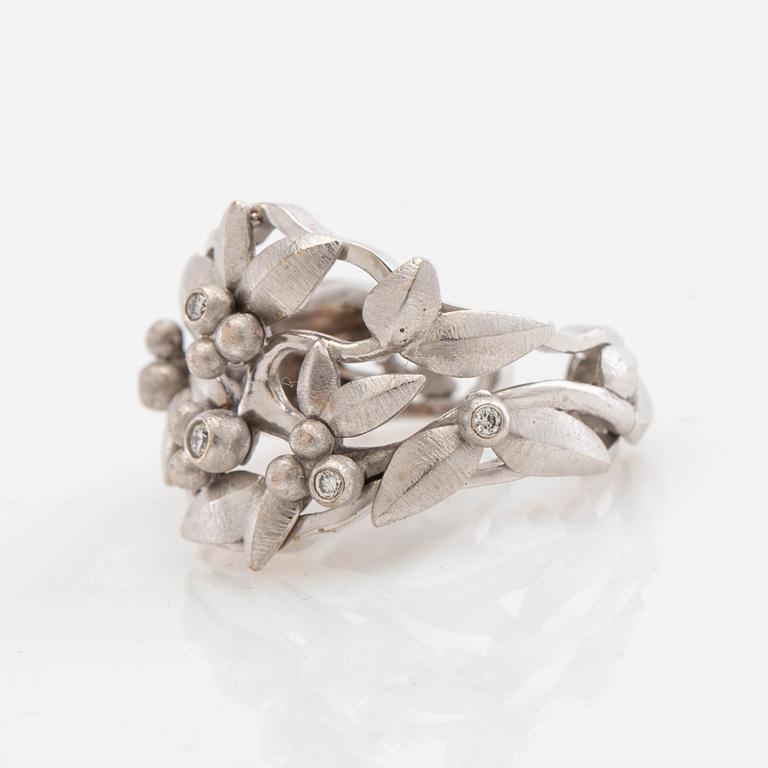 Ole Lynggaard, ring, "Spring", 18K vitguld med runda briljantslipade diamanter.