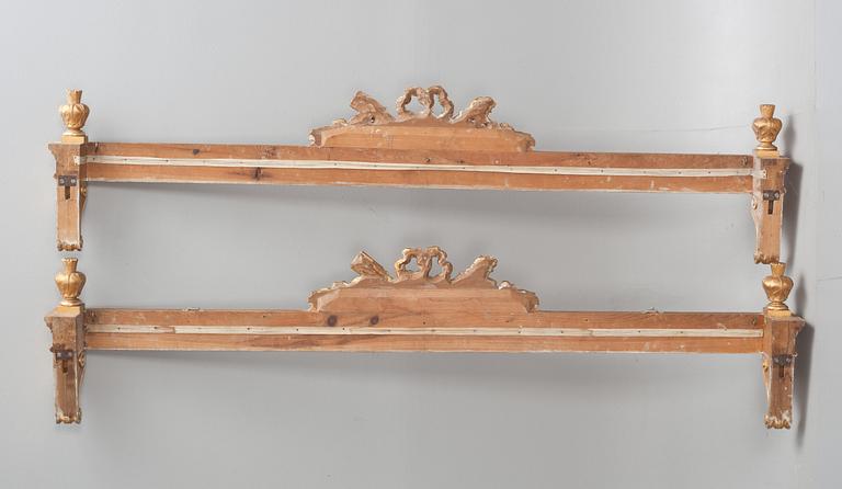 KORNISCHER, ett par. Gustaviansk stil, 1900-tal.