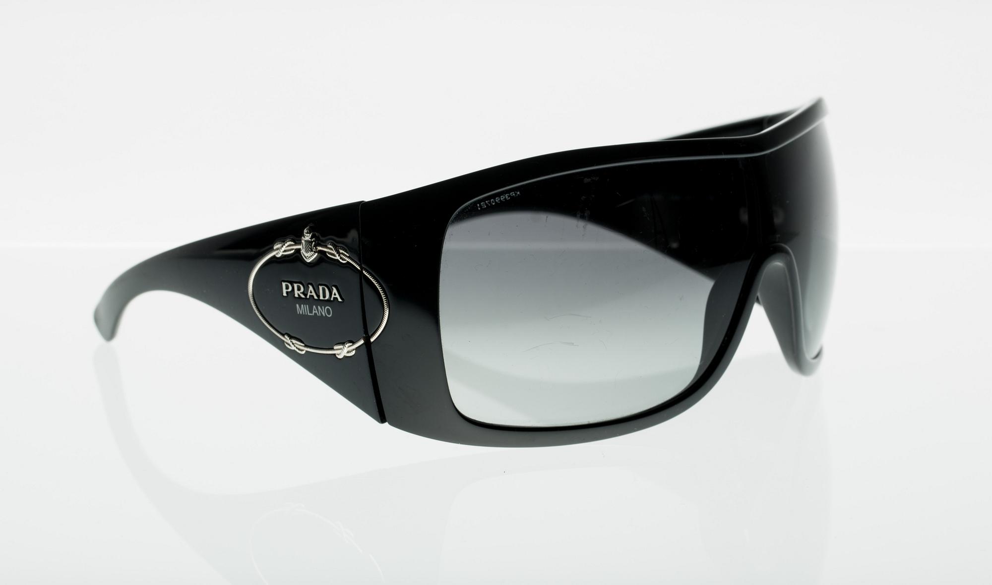 SOLGLASÖGON, Prada.