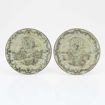 A pair of Chinese grisaille export porcelain plates, Qing dynasty, Qianlong (1736-95).