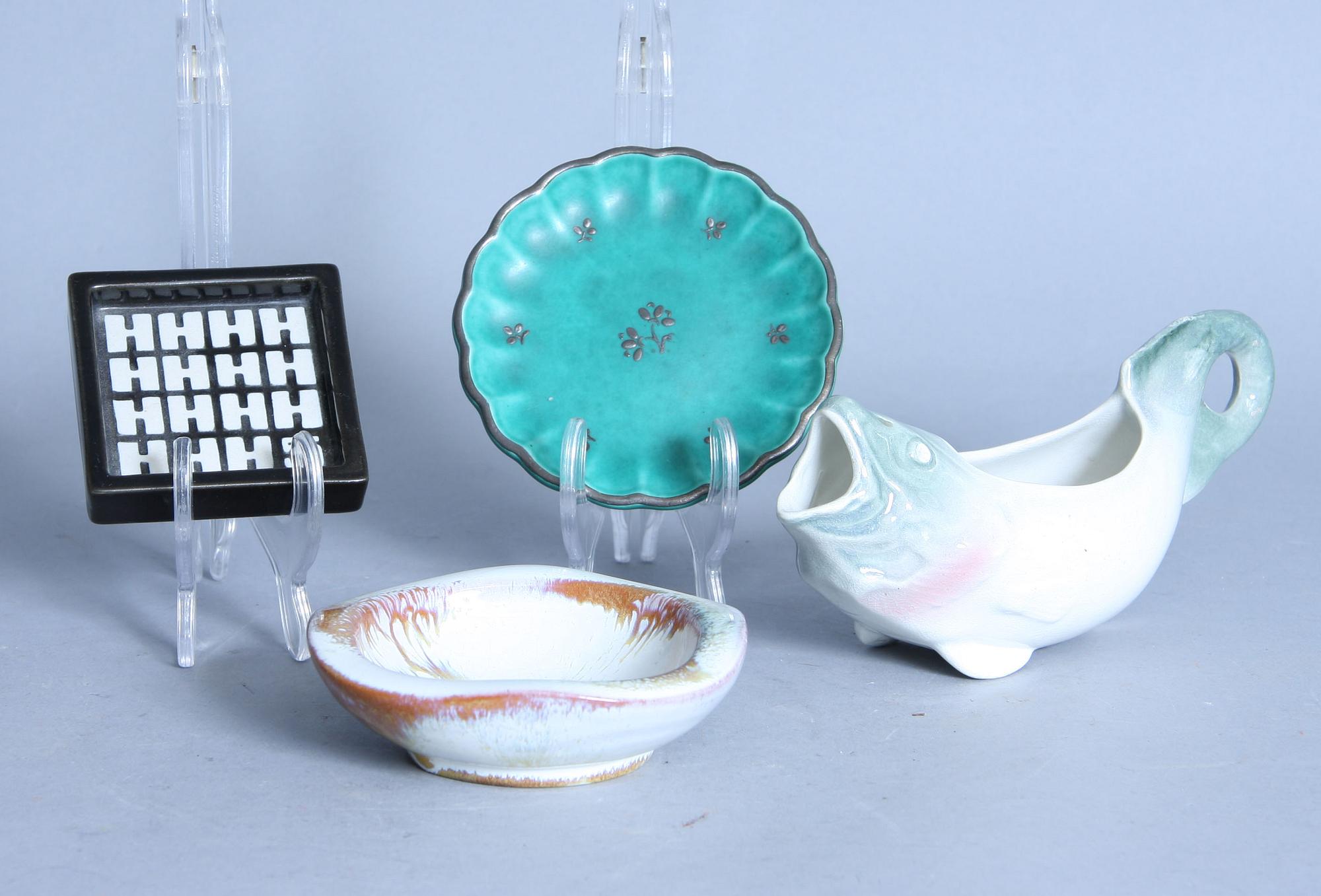 ASKFAT, 3 st, samt SÅSSNIPA, keramik, bl a Stig Lindberg och Wilhelm Kåge, 1900-tal.