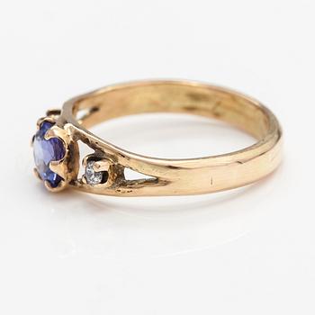 A 14K gold ring with a tanzanite and diamonds ca. 0.12 ct in total. Lagercrantz Jewellery, Tammisaari 2018.