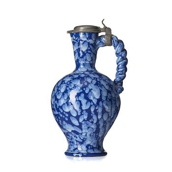 444. Kanna med tennlock, fajans. "Bleu Persan", Nevers, omkring 1700.