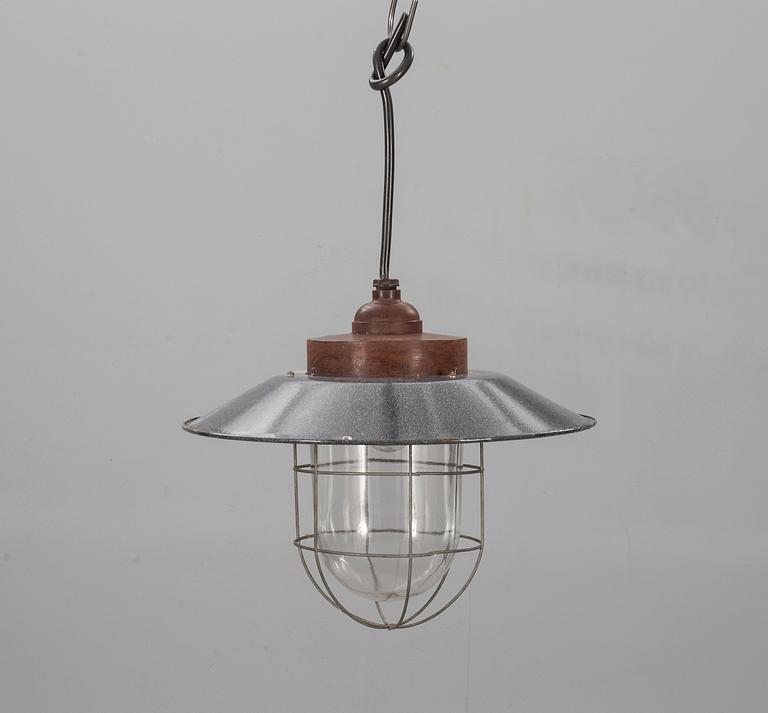 TAKLAMPOR, ett par, industrimodell. 1900-talets andra hälft. Höjd c:a 36 cm.