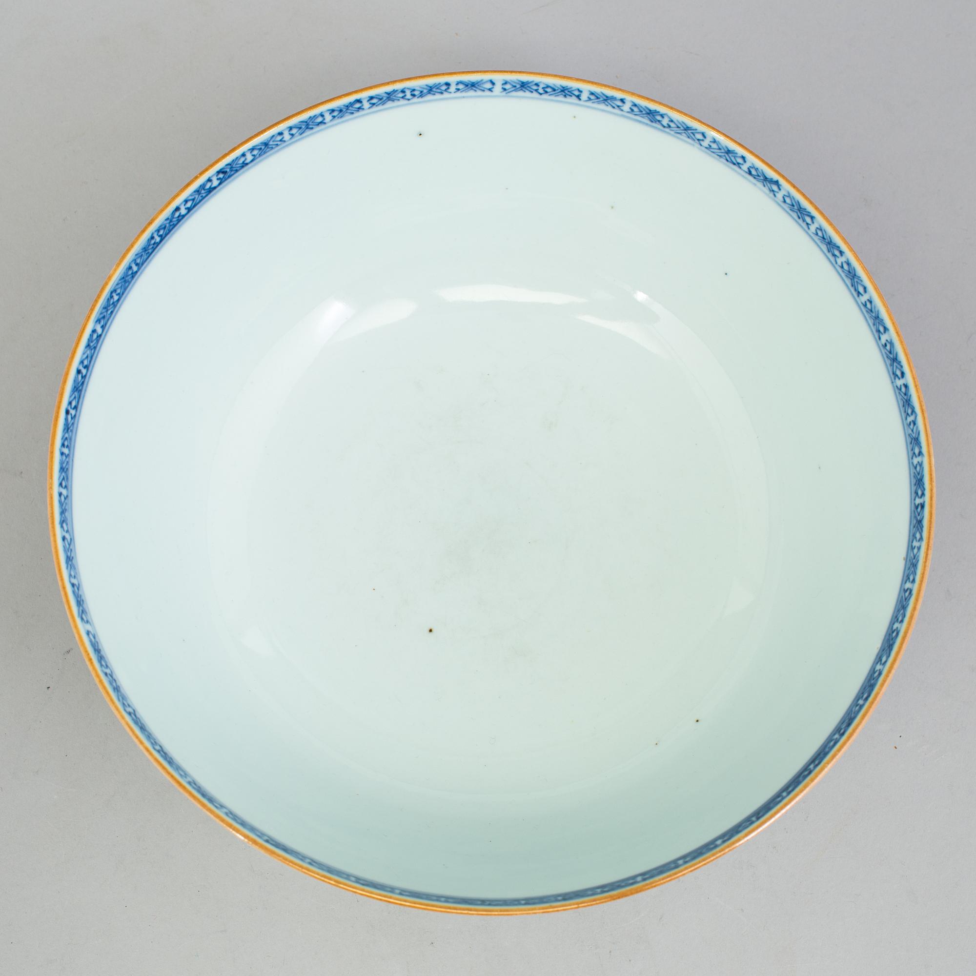 A chinese blue and white punch bowl. Qing dynasty, Qianlong (1736-95).