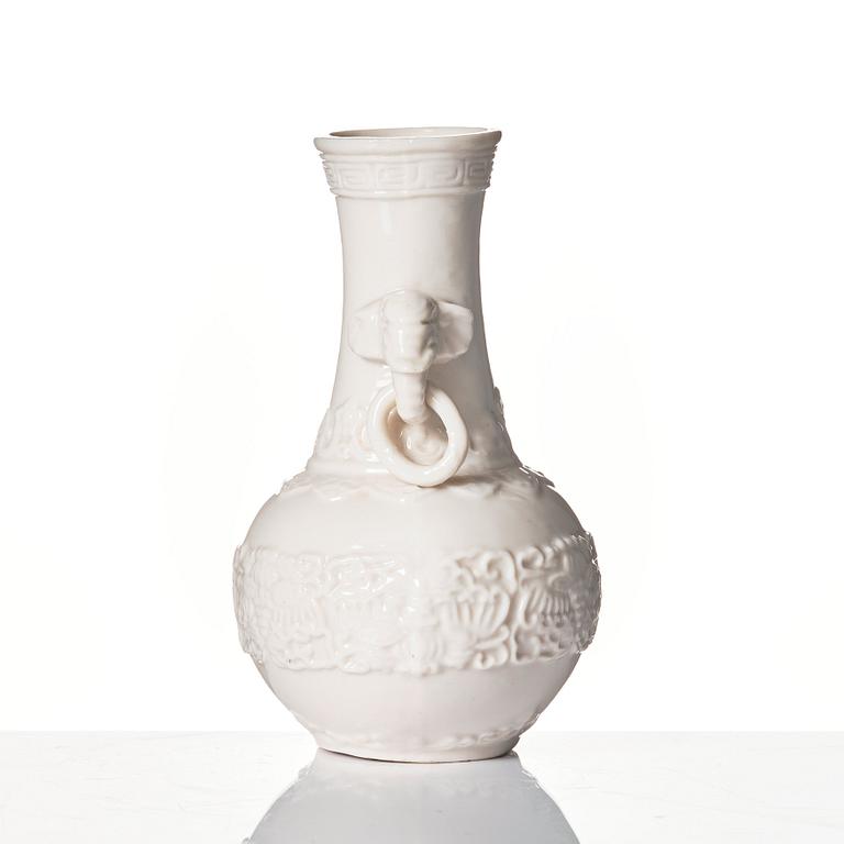 A blanc de chine vase, late Qing dynasty.