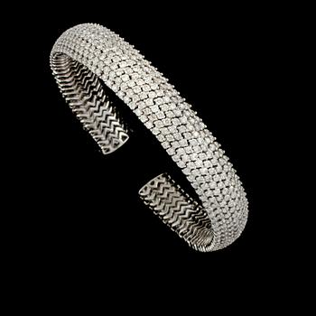 ARMRING, 18K vitguld med briljantslipade diamanter 12.88 ct. Vikt 49,5 gram.