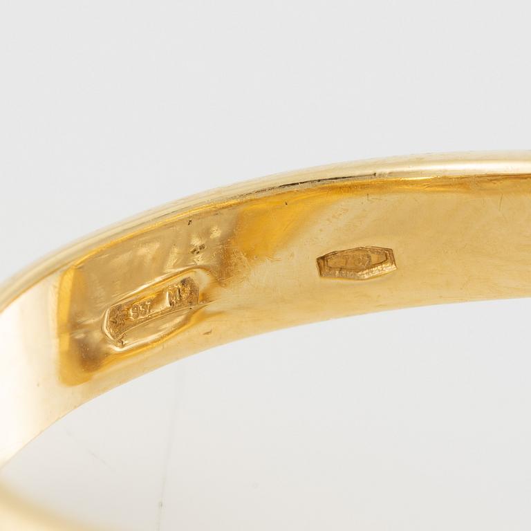 Ring in the form of a dolphin, 18K gold with brilliant-cut diamonds, Italy.