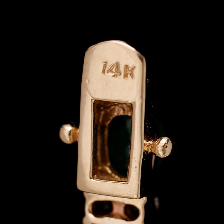 ARMBAND, 14 k guld, 17 smaragder tot ca 17.00 ct, briljantslipade diamanter tot ca 1.80 ct.