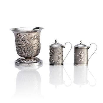 Silverbägare, samt senapskannor, ett par, silver. Kina, tidigt 1900-tal.