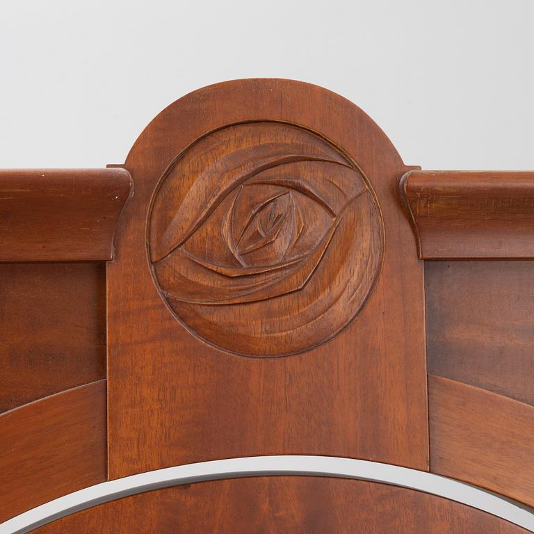 Byrå med uppsats, 1900-talets första hälft.