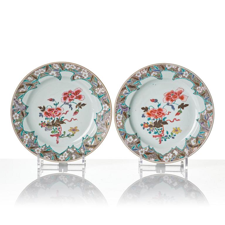 A famille rose serving dish and six dinner plates, Qing dynasty, Qianlong (1736-95).
