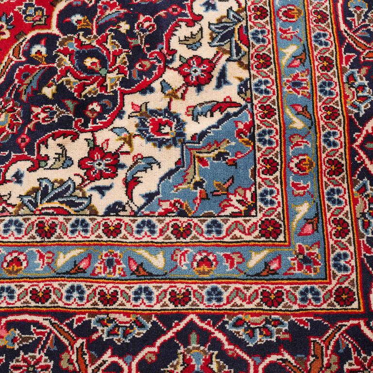 A Keshan rug, ca 405 x 287 cm.