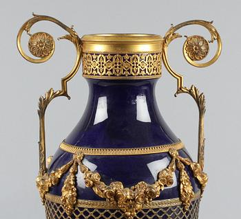URNA, empire-stil, porslin, 1800-talets andra hälft.