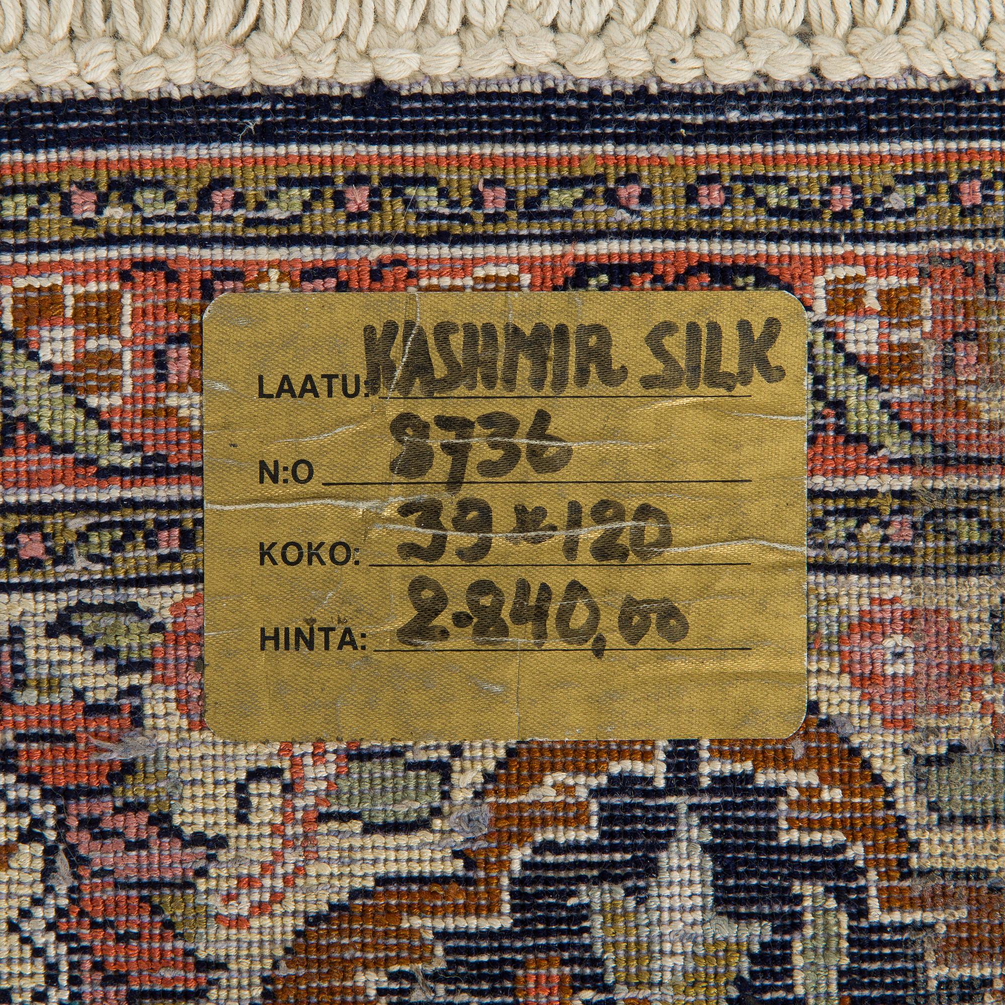 Mattor, 2 st snarlika, silke på bomullsvarp, Kashmir. Ca 119 x 39 cm och ca 123 x 40 cm.