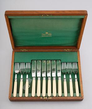 FISKBESTICK, 12 delar, Mappin & Webb, nysilver samt ben, England, 1900-talets mitt.