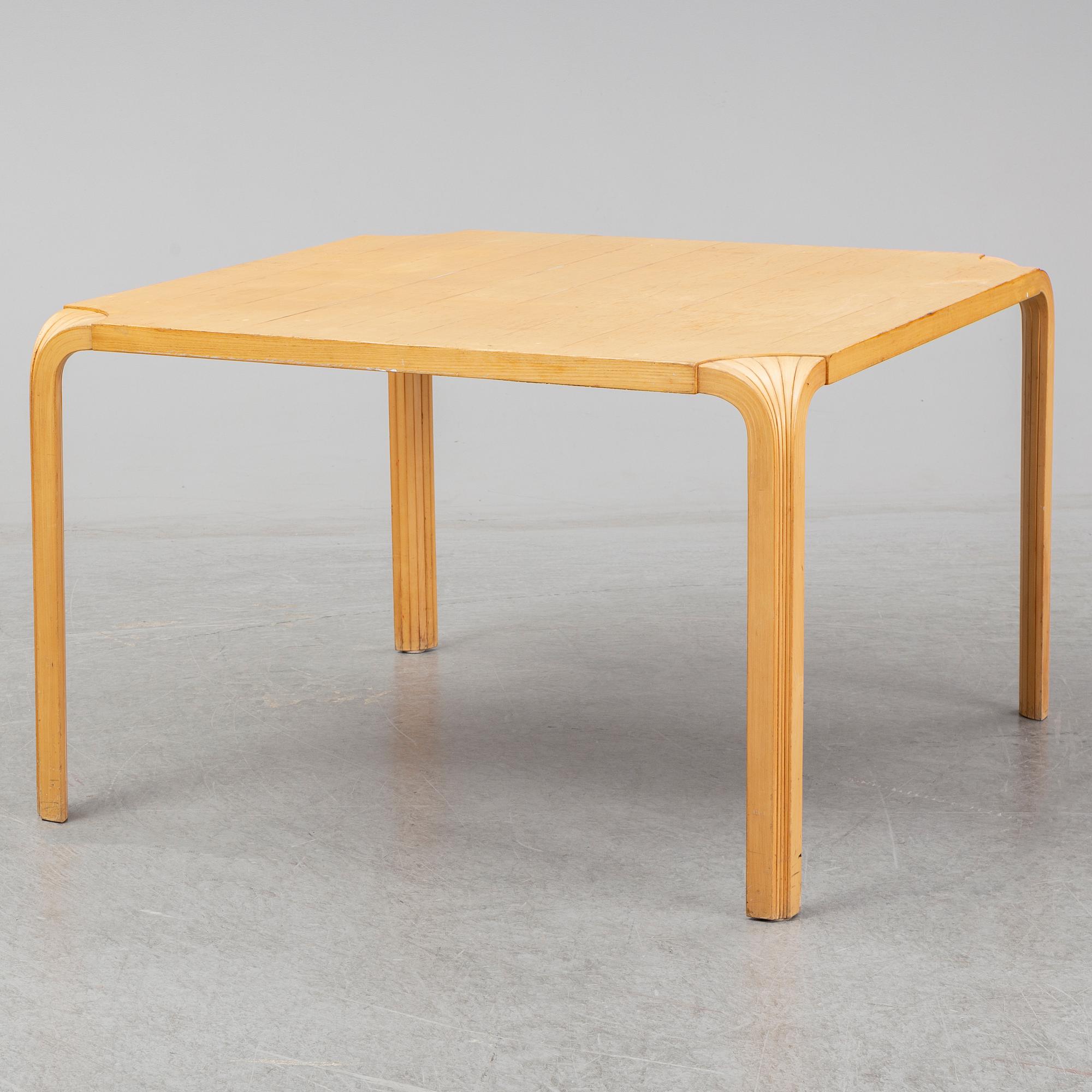 ALVAR AALTO, soffbord, björk samt karmstolar ett par, modell 46, Artek.