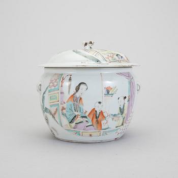 KAROTT MED LOCK, porslin, Kina, 1900-tal.