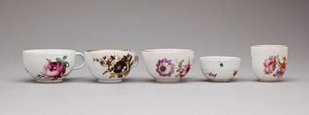 PARTI KOPPAR MED FAT 23 st SAMT BRICKA, porslin, bla Berlin och Meissen, 1800-1900-tal.