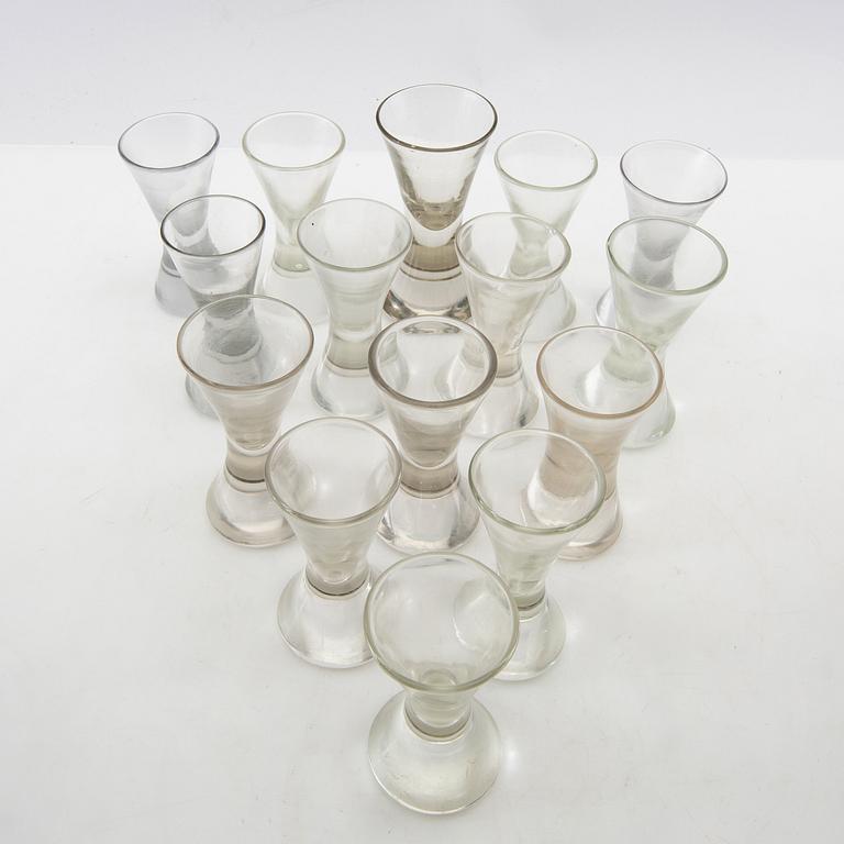 Snapsglas 15 st sk kaptensglas 1900-talets första hälft.