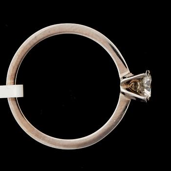 RING, 14k vitguld, med briljantslipad diamant ca0,60ct. Certifikat medföljer. 2000-tal. Vikt ca3,4g.