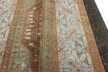 An oriental carpet with Mamluk design, c. 358 x 281 cm.