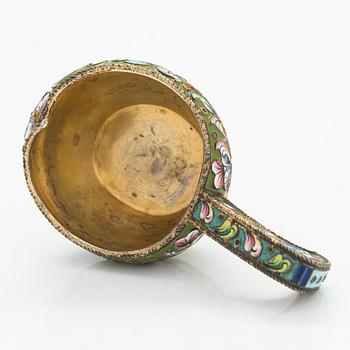 Kåsa, förgyllt silver och cloisonné-emalj, Moskva 1908-26.