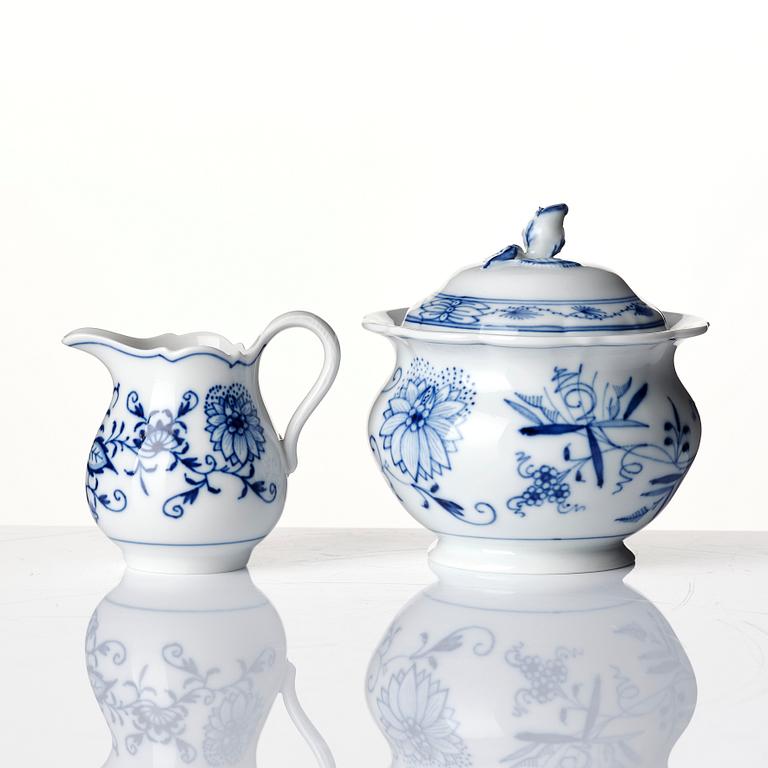 A coffeepot, sugarbowl, creamjug and a strainer, 'Zwiebelmuster', Meissen, Germany.