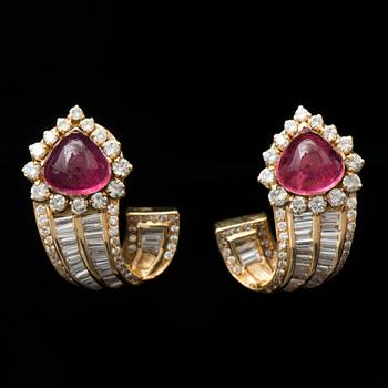 A PAIR OF EARRINGS, cabochon cut tourmalines, baguette and brilliant cut diamonds, 18K gols.