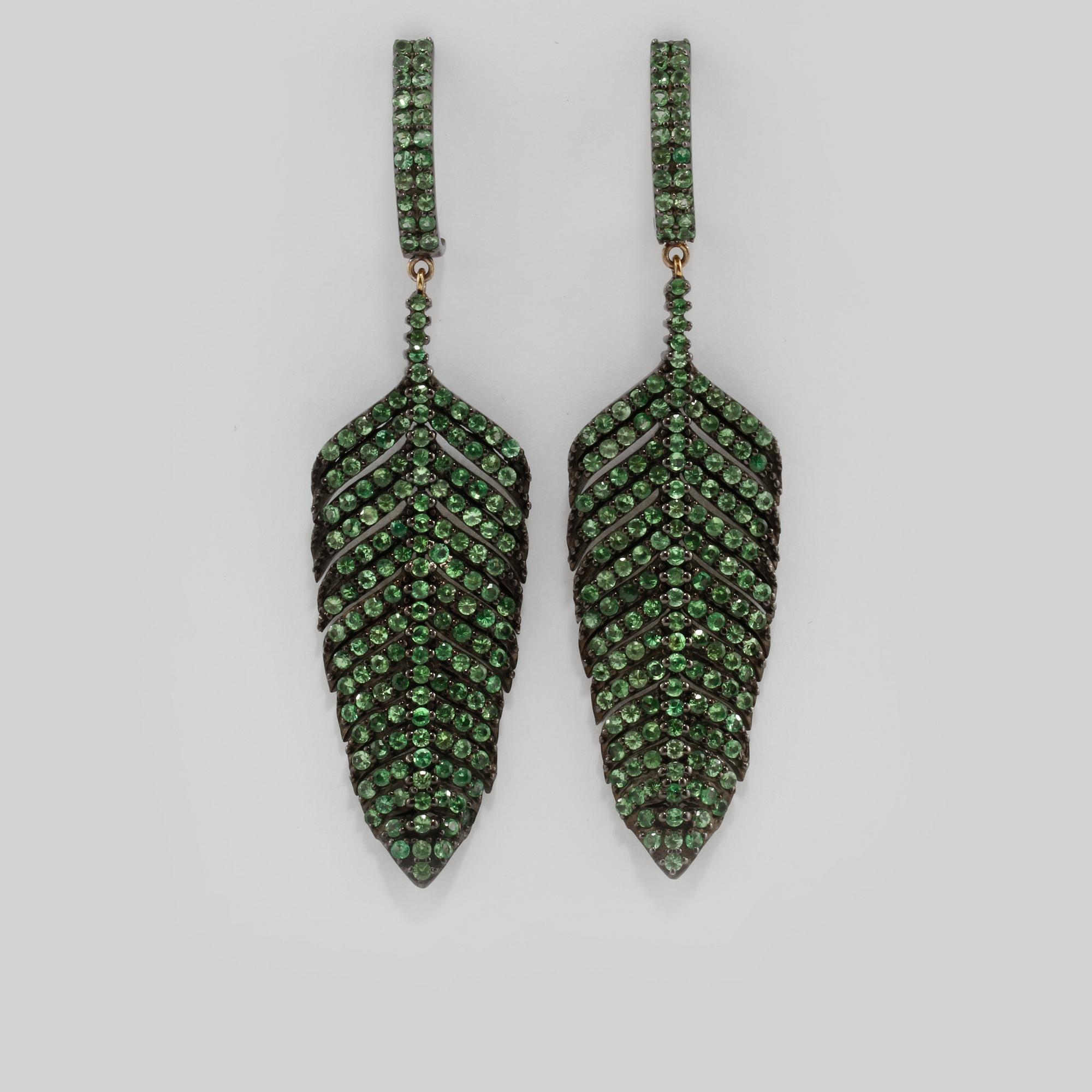 ÖRHÄNGEN, 14K guld och silver med fasettslipade tsavoriter 5.70 ct. Vikt 17,4 gram.