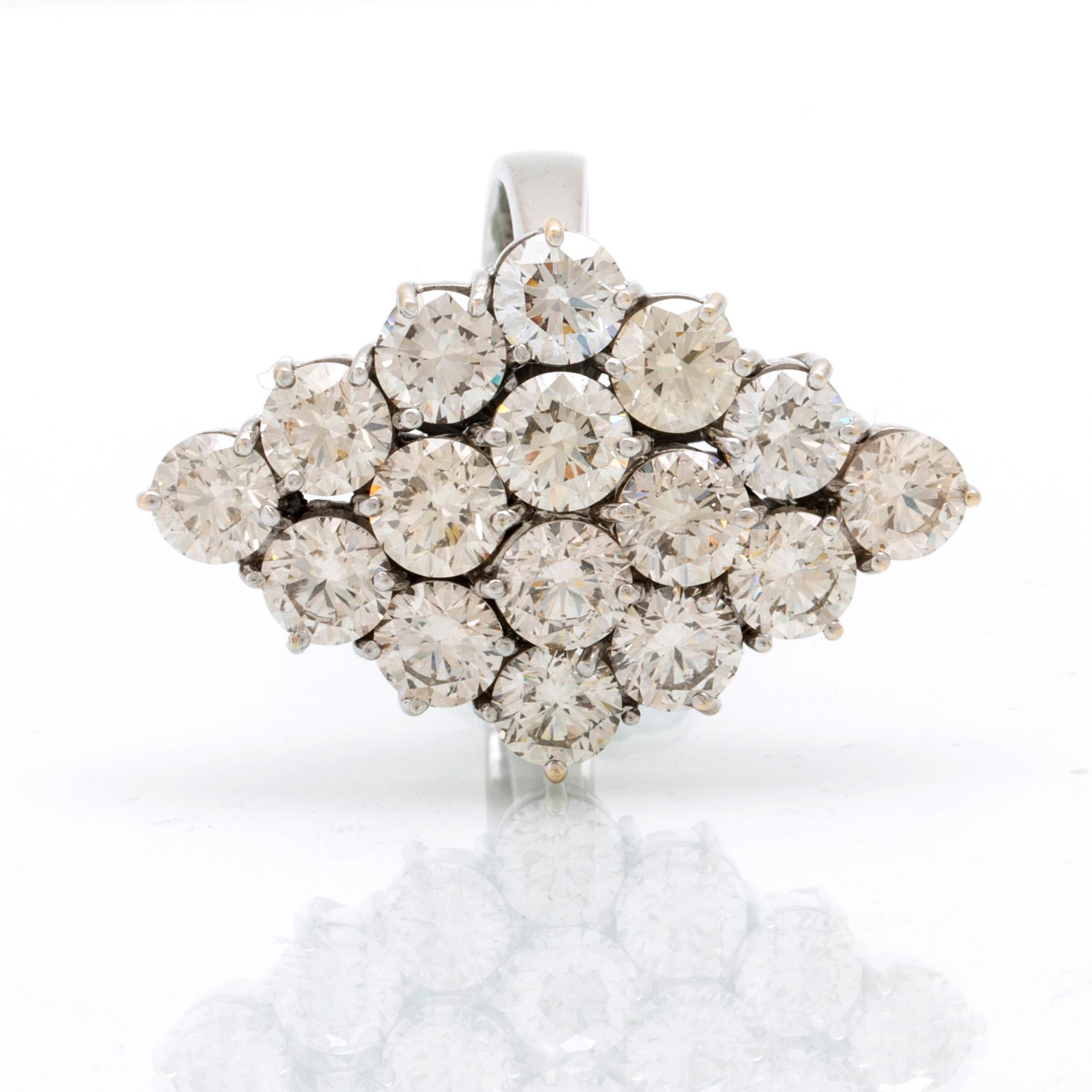An 18K white gold and diamond ring, approx. 11.2 ct.