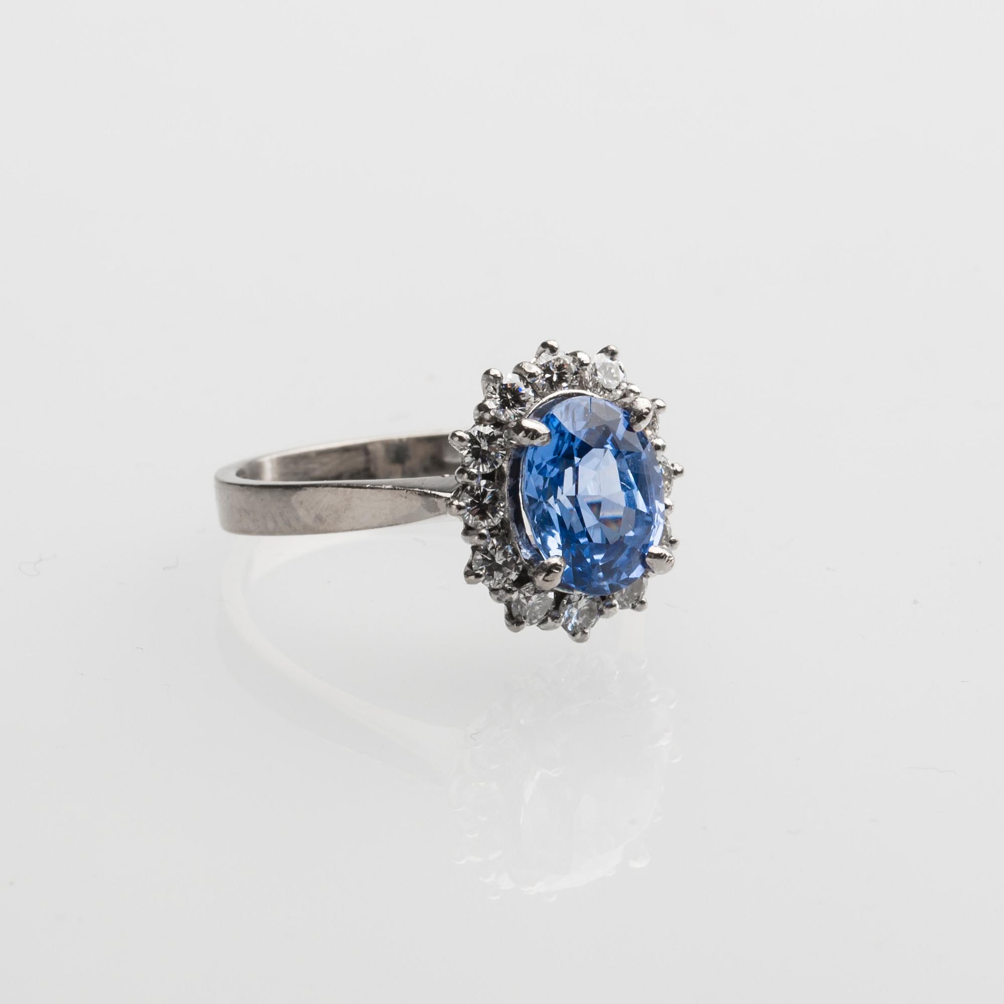 RING, 18 k vitguld med safir ca 2.50 ct. Tillverkad av Stigbert, Heribert Engelbert, Stockholm, 1986. Vikt ca 4,5 g.