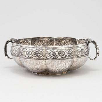 a silver bowl by Plateria Mendoza, Mexico City in the 1930's. Weight ca 900 g.