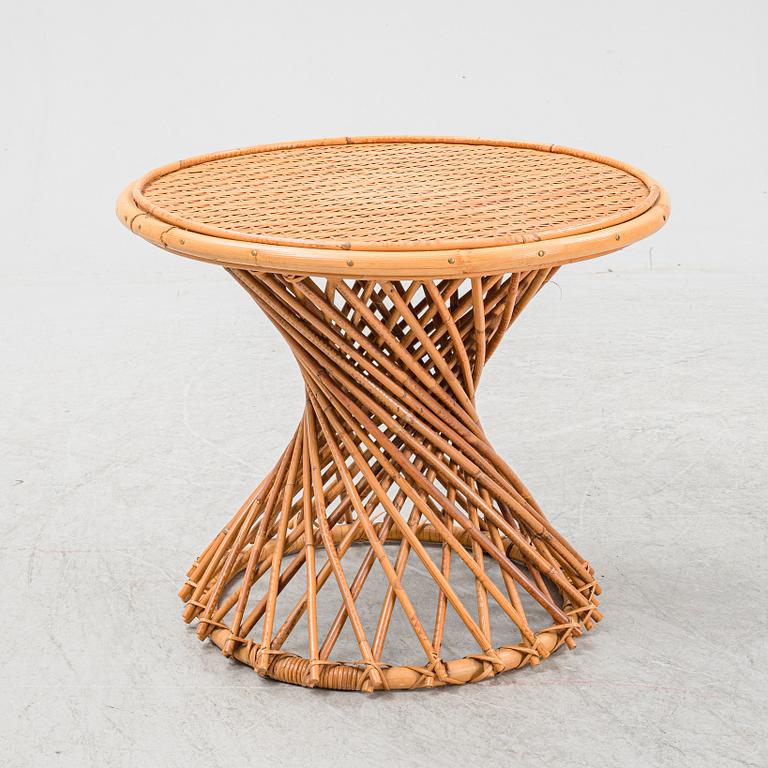 Fåtöljer, ett par samt bord, 1900-talets andra hälft.