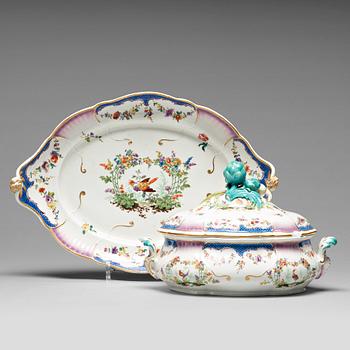 319. TERRIN med LOCK och FAT, porslin. Meissen, 1700-tal.