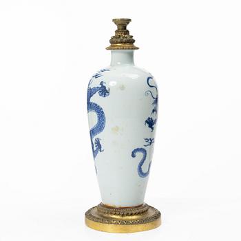 A Chinese blue and white porcelain 'dragon' vase, Qing dynasty.