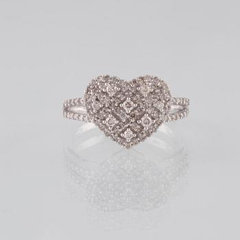 RING, 18K vitguld med briljantslipade diamanter ca 0.58 ct. Vikt 3,5 gram.