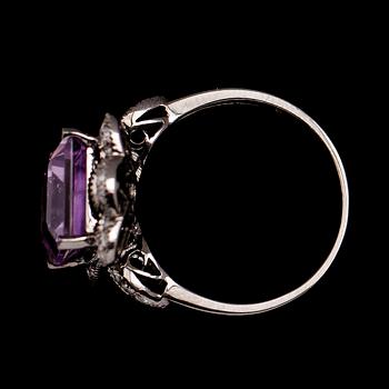RING, 18 k vitguld, ametist 5.49 ct och diamanter 0.34 ct.