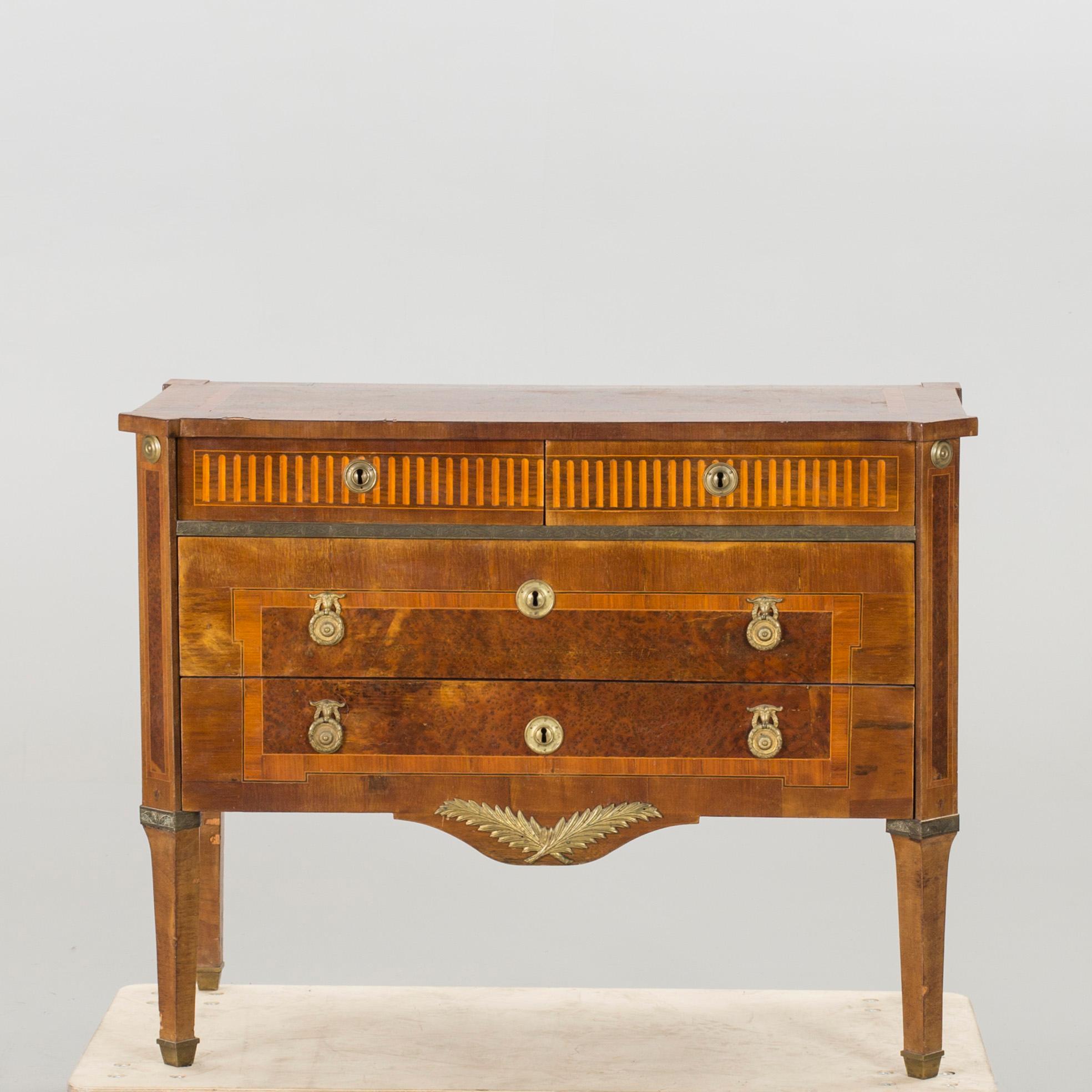 A CHEST OF DRAWERS, turn of the century 1800.