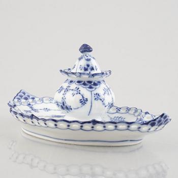 A "Blue fluted full lace" / "Musselmalet" ink stand, Royal Copenhagen, model 1064, 1893-1923.