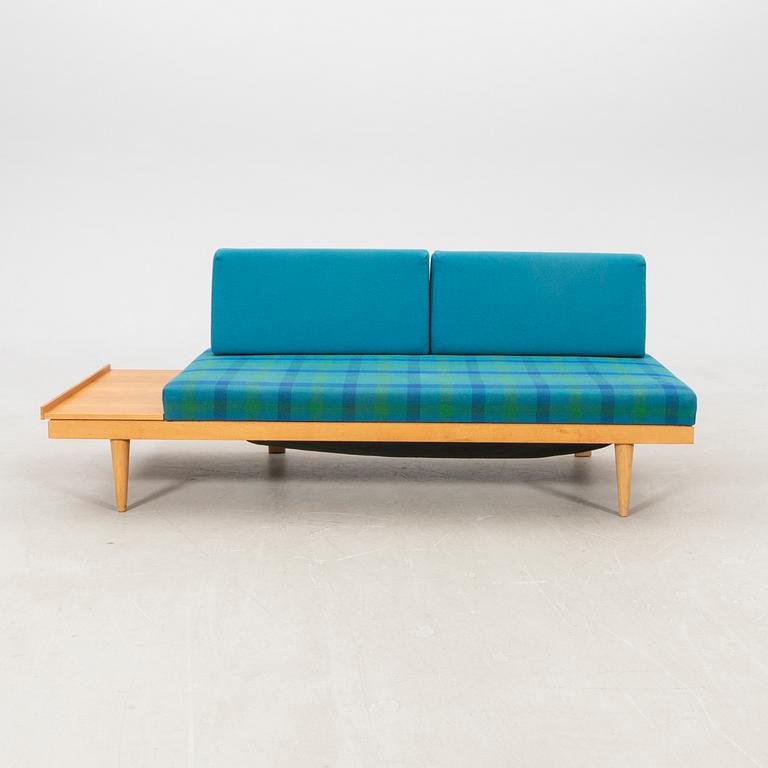 Ingmar Relling, soffa samt sidobord "Svane", ur Svane-serien, Ekornes Fabrikker A/S, Norge, 1970-tal.