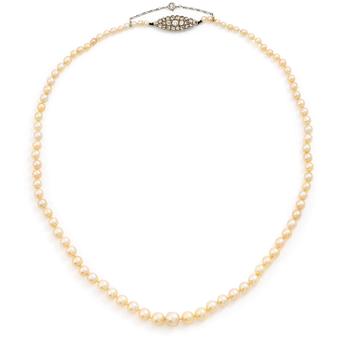 501. Collier pärlor lås platina med med gammalslipade diamanter.