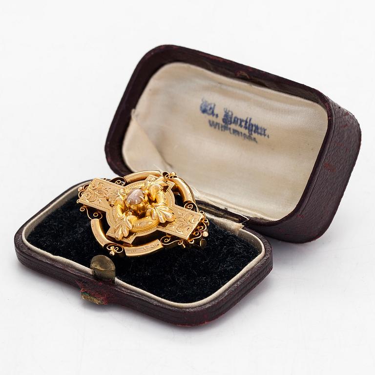 Brosch, 18K guld och halvpärla, Wilhelm Porthan, Viborg  1887.