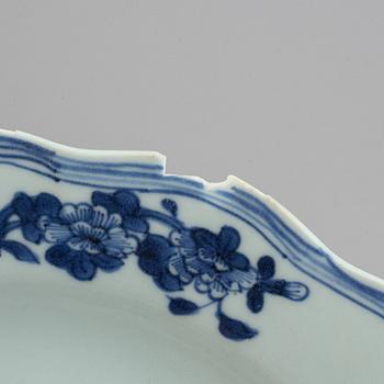 Stekfat, ett par, samt tallrikar, 3 st, urnor 2 st, porslin. Kina, 1700-1900-tal.