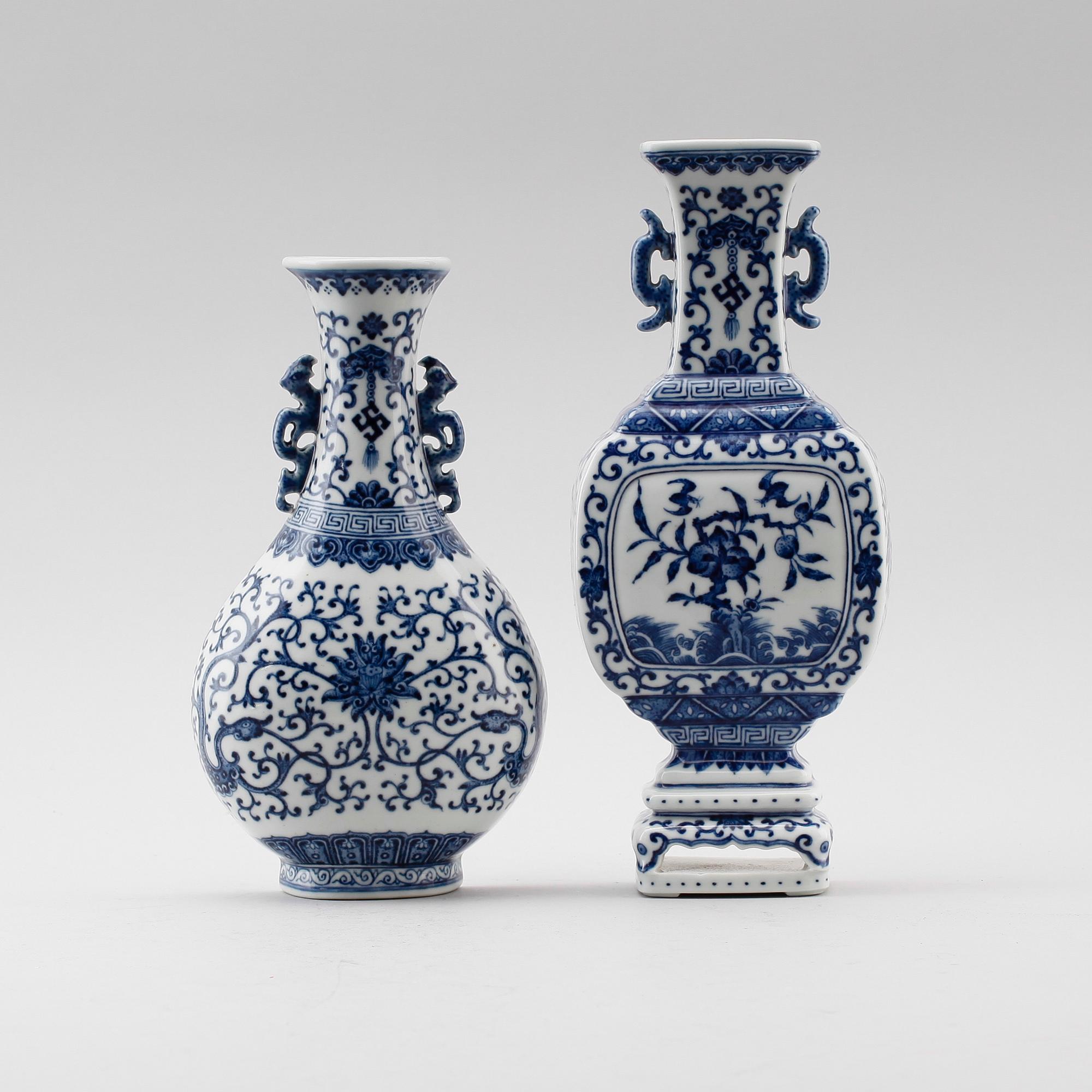 VÄGGVASER, 2 st, porslin, Kina, 1900-tal.