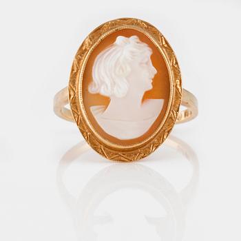 RING, 18K guld med skuren snäckskalskamé, Trege, Göteborg. Vikt 4,1 gram.