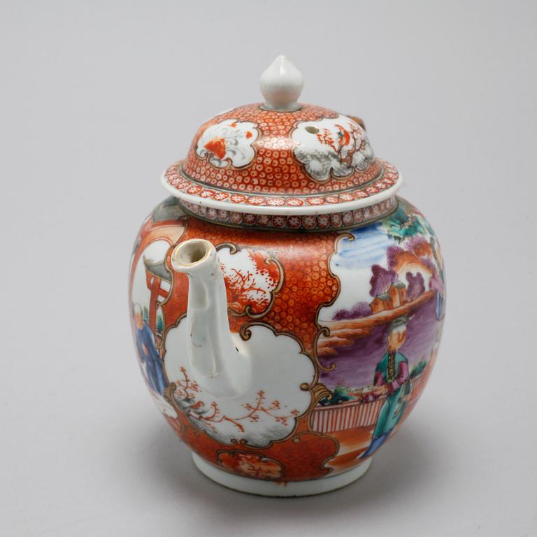 A CHINESE PORCELAIN TEA POT WITH LID 18TH CENTURY.