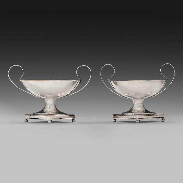 SUOLAKKOJA, pari. Hopeaa. Johan Jacob Tortberg Pori 1830-44. Paino 108 g.